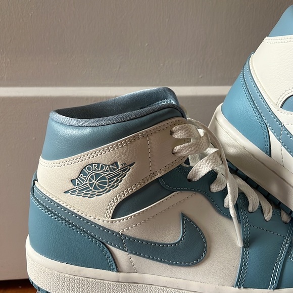 Wmns Air Jordan 1 Mid ‘University Blue’ - Picture 2 of 4